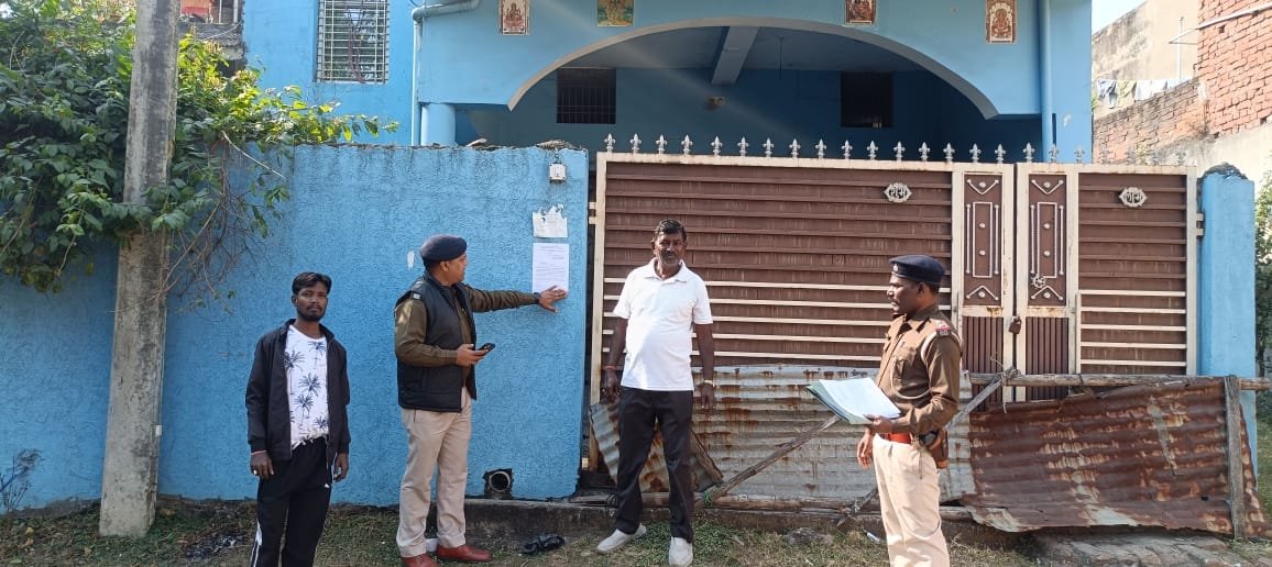 भदानीनगर पुलिस ने कुजू में वारंटी के घर, चौक पर चिपकाया इस्तेहार