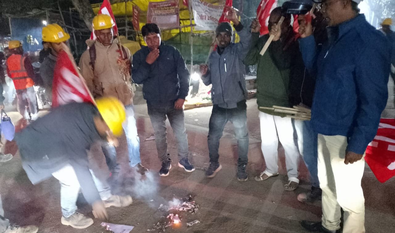 लेबर कोड लागू करने के विरोध में एनटीपीसी मजदूर यूनियन में जलाई प्रतियां
