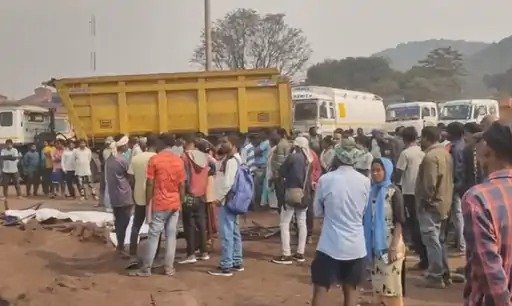 सरायकेला में ई-रिक्शा पर पलटा हाइवा, तीन की मौत