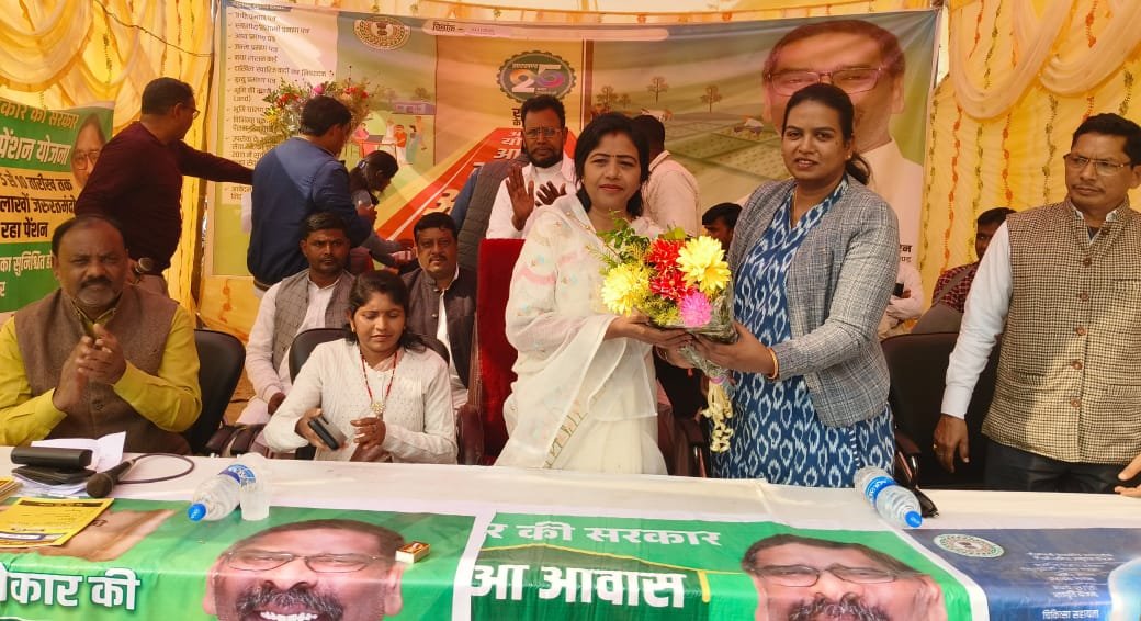 गोला प्रखंड के विभिन्न क्षेत्रों में आपकी योजना आपकी सरकार आपके द्वार कार्यक्रम का आयोजन