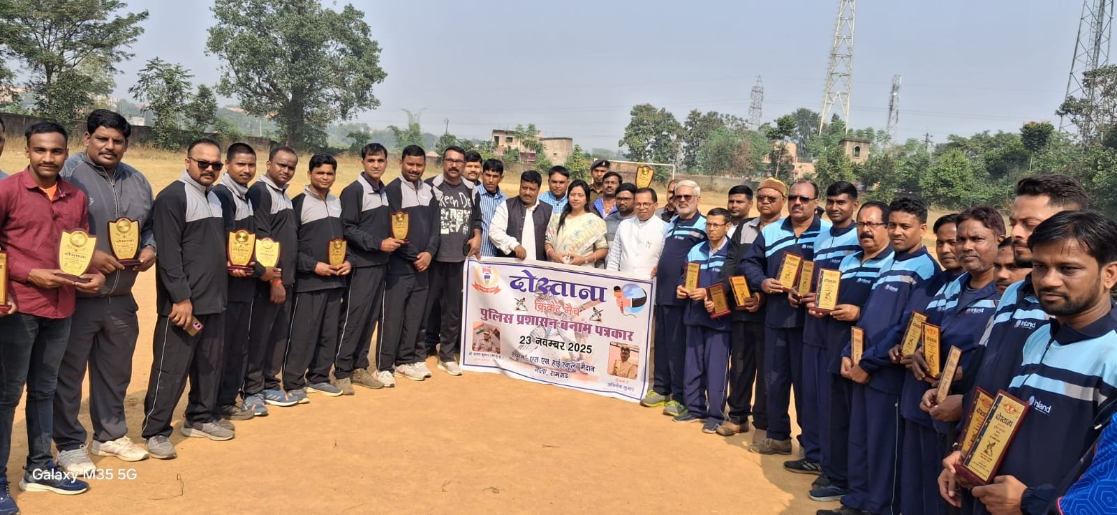 गोला में पुलिस प्रशासन और पत्रकारों के बीच दोस्ताना क्रिकेट मैच का किया गया आयोजन