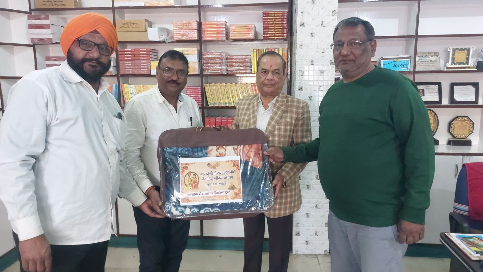 श्री लोक सेवा शक्ति निकेतन ट्रस्ट ने सामूहिक विवाह में 51 कंबल प्रदान किए
