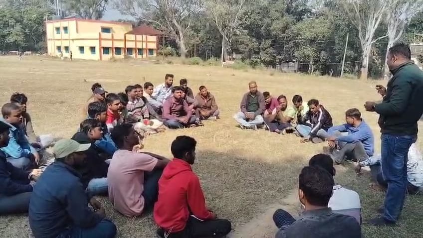 विद्युत विभाग द्वारा लगाए जा रहे बिजली के नए खंभे पर अनियमितता को लेकर ग्रामीण ने विरोध जताया