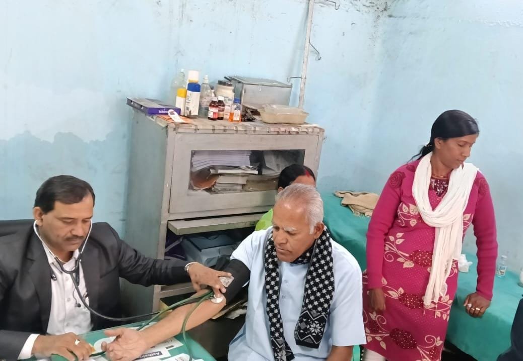 भुरकुंडा में जनता मेडिकल स्टोर में ईपका लेबोरेट्रीज़ लिमिटेड के सौजन्य से नि:शुल्क चिकित्सा शिविर