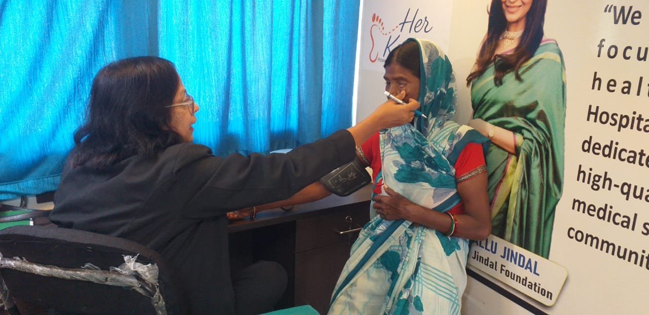 जिंदल फाउंडेशन हॉस्पिटल ऑन व्हील्स के संयोजन जांच शिविर