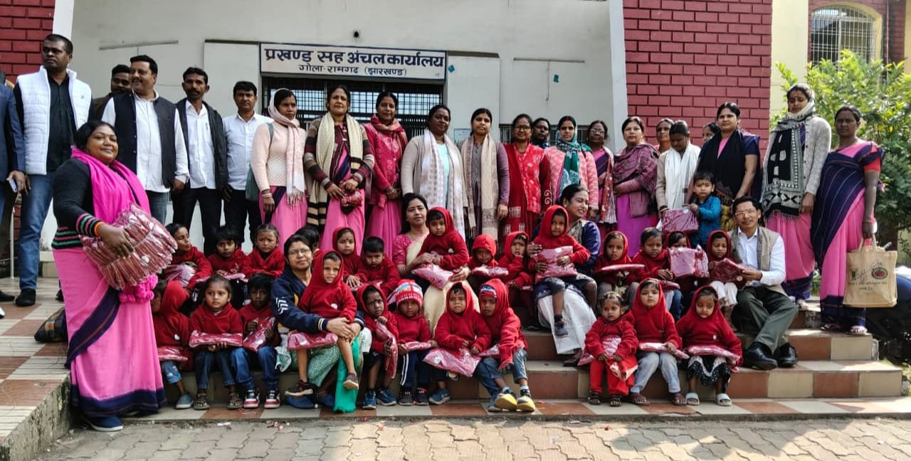 गोला में स्कूली बच्चों के बीच गर्म कपड़े का वितरण