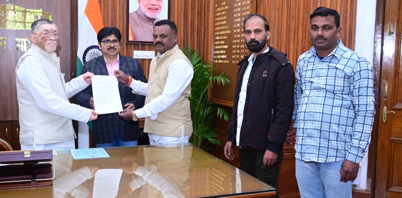 रांची नगर निगम चुनाव में डिप्टी मेयर के प्रत्यक्ष निर्वाचन की मांग लेकर राज्यपाल राज्यपाल से मिले झारखण्ड आंदोलनकारी