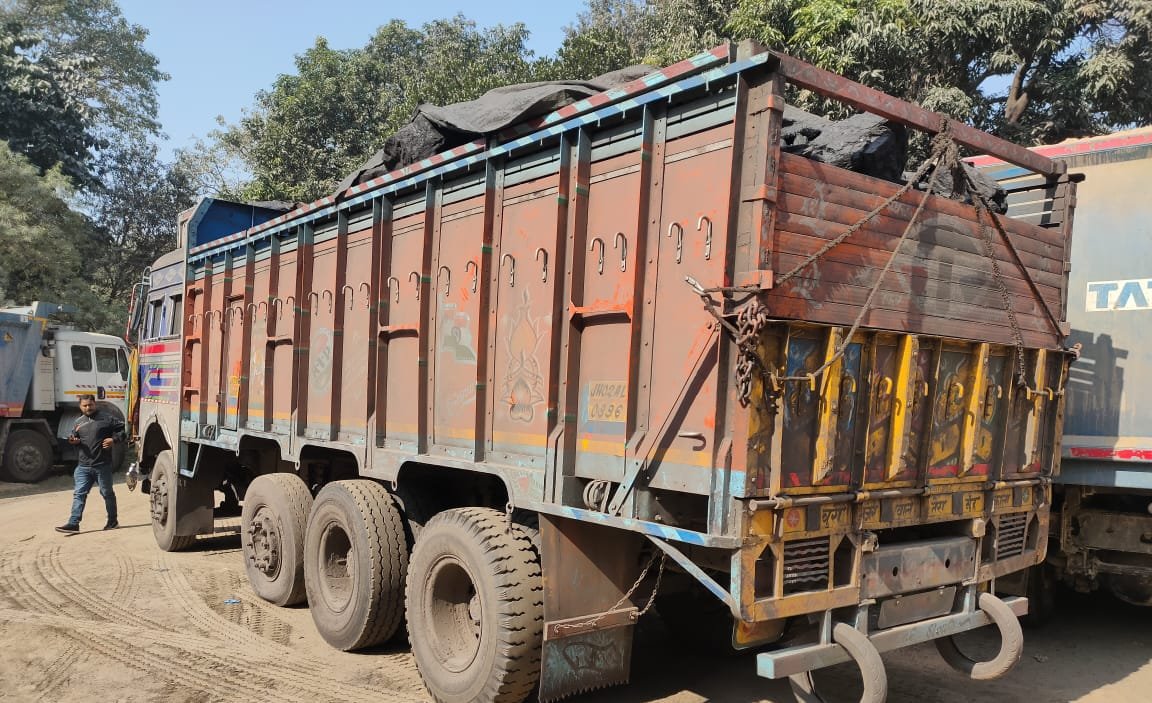 पतरातू खैरामांझी द्वार के निकट दो गाड़ियों में हुई टक्कर,एक घायल