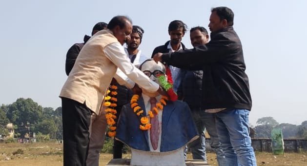 पीटीपीएस के अंबेडकर पार्क में बाबा साहेब अंबेडकर की मनाई गई पुण्यतिथि