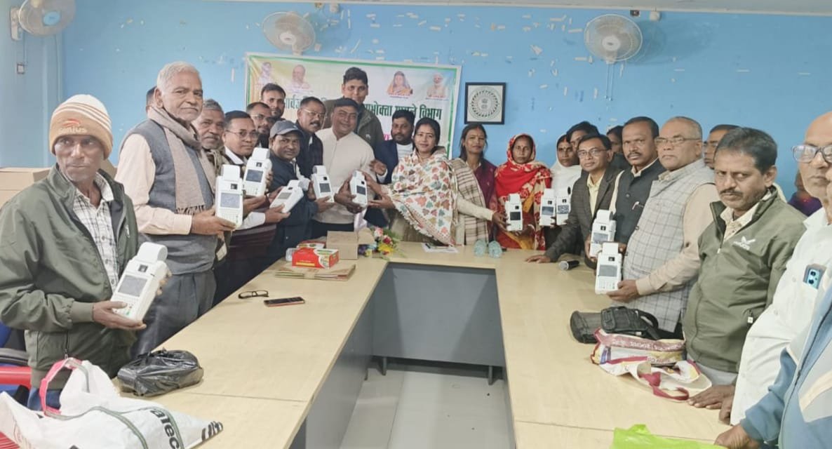 विधायक ने गोला में पीडीएस डीलरों के बीच 4G ई -पॉश मशीन का वितरण किया