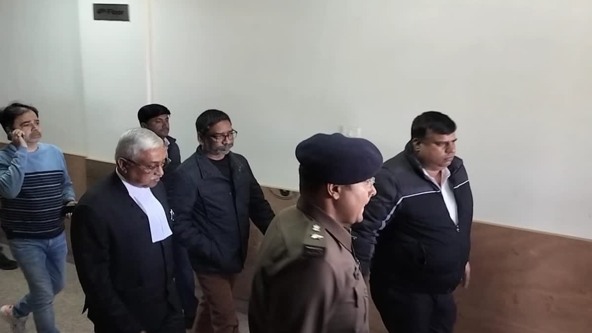 सीएम हेमंत सोरेन पहुंचे एमपी- एमएलए कोर्ट, 7-7 हजार रुपए का भरा बेल बॉन्ड