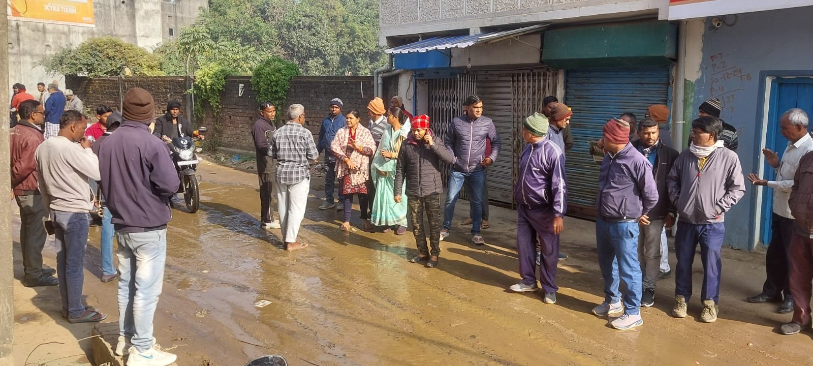 पतरातू सांकुल रोड़ में हर समय पानी बहाने और रोड़ अतिक्रमण को हटाने को लेकर ग्रामीणों ने की बैठक