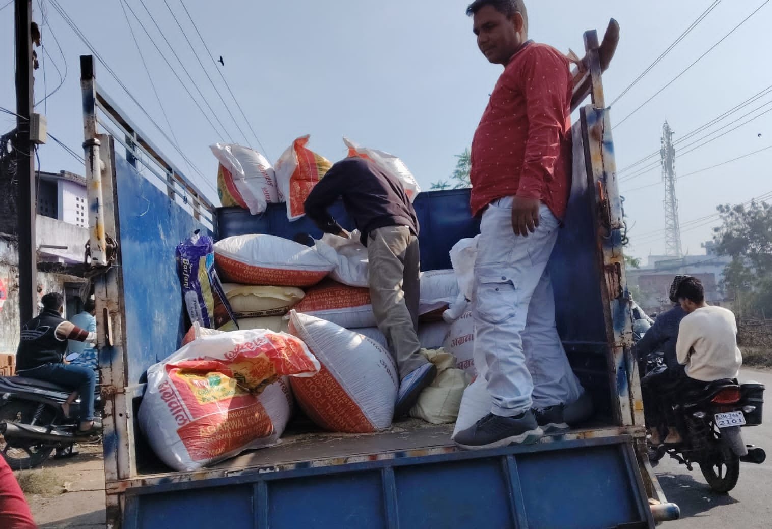 सरकार द्वारा पैक्स की दुकान नहीं खोले जाने से बिचौलियों के हाथों में धान बेचने पर है विवस है किसान