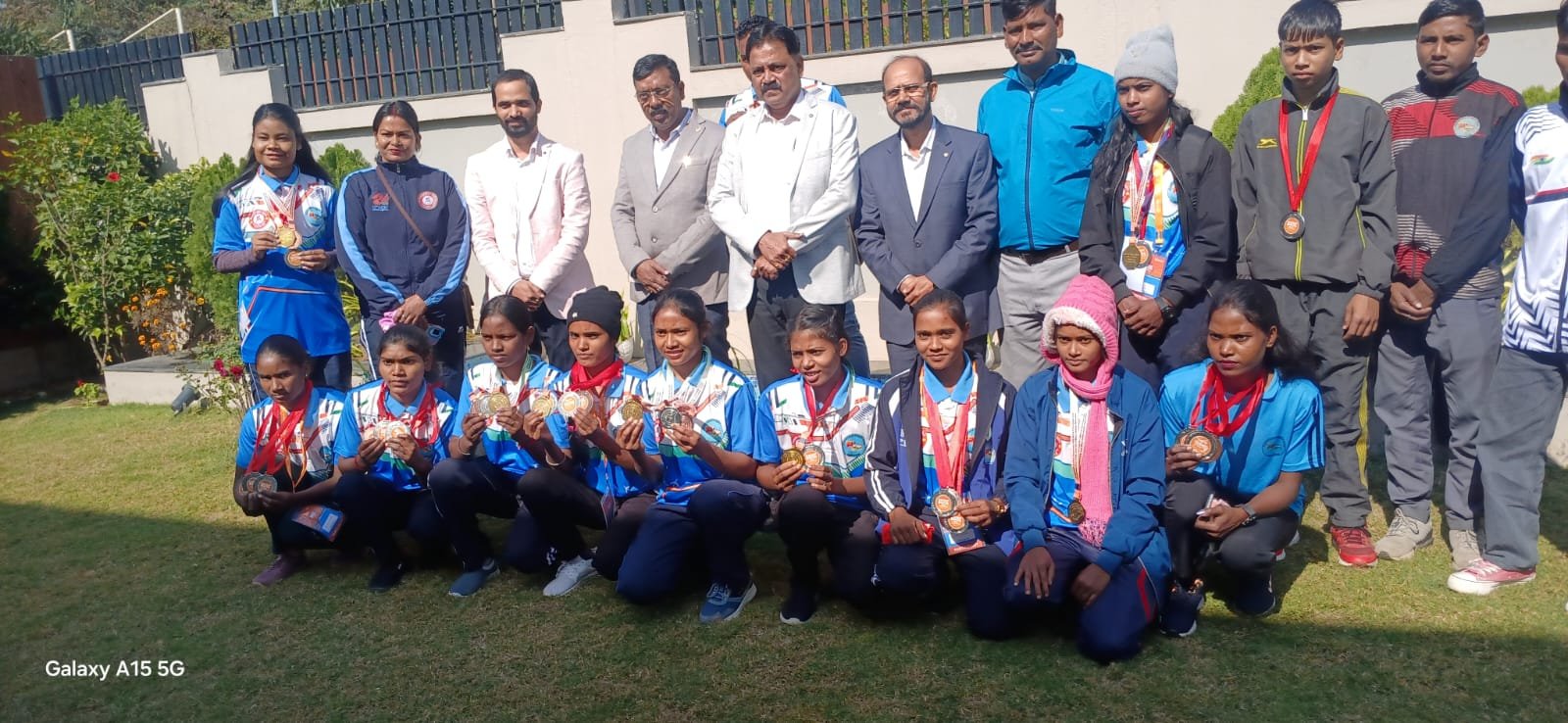 विधायक के नेतृत्व में ड्रैगन बोट के सचिव और खिलाड़ियों ने मंत्री से मुलाकात की