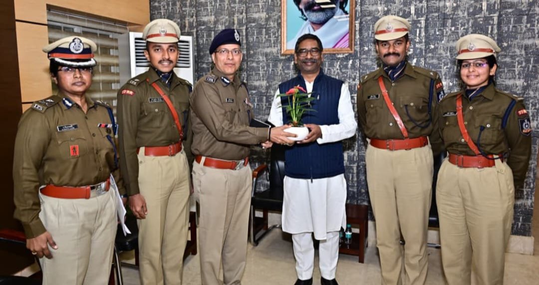 मुख्यमंत्री से नए आईपीएस अधिकारियों ने मुलाकात की