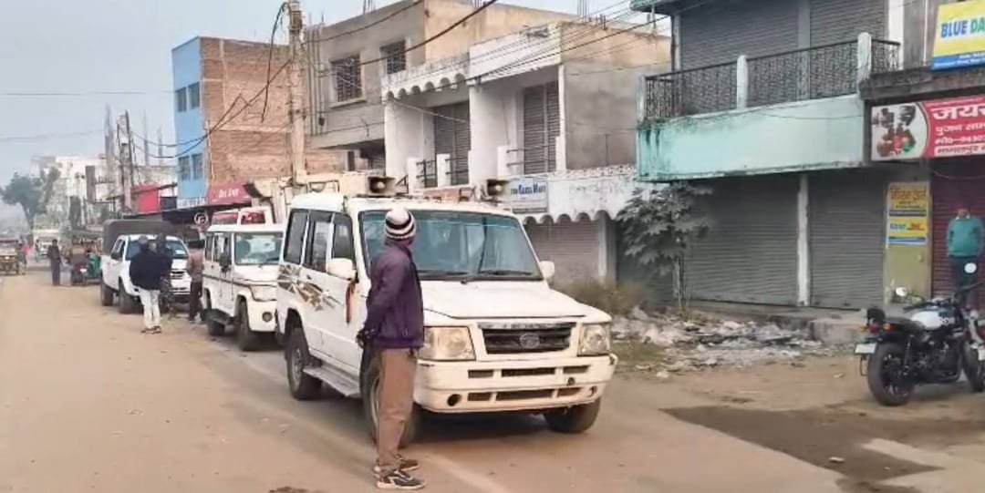 दुमका में व्यवसाय नवीन पटवारी के आवास में एसीबी का छापामारी