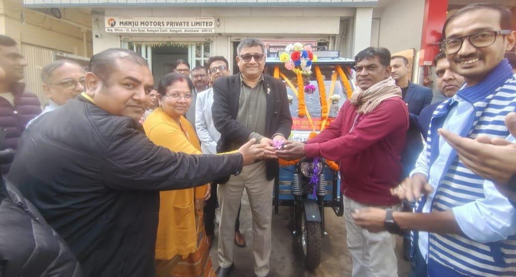 रोटरी रामगढ़ सिटी ने नि:शुल्क ई रिक्शा वितरण किया