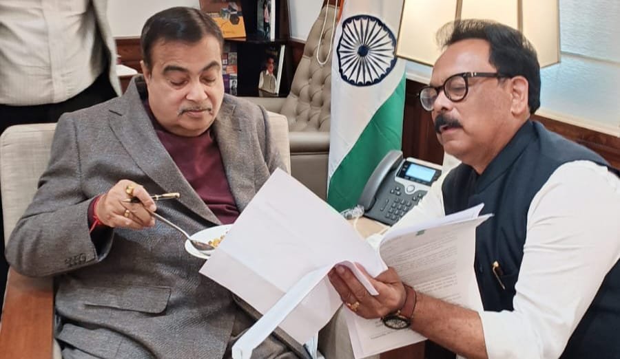 सांसद सुखदेव भगत केंद्रीय मंत्री नितिन गडकरी से मिले,गुमला में NH 43 प्रस्तावित मार्ग पर ही कार्य करने का किया मांग