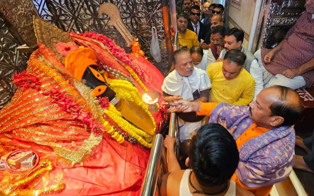 झारखंड के पूर्व मुख्यमंत्री रघुवर दास ने कोलकाता में कालीघाट और दक्षिणेश्वर काली मंदिर में किया पूजा अर्चना