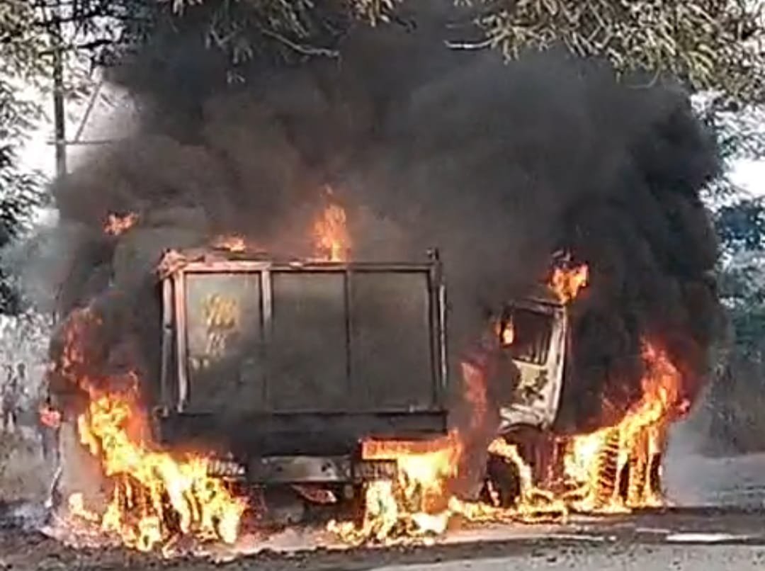 गिद्दी-नया मोड़ कुज्जू मार्ग पर दो हाईवा टकराया,लगी आग