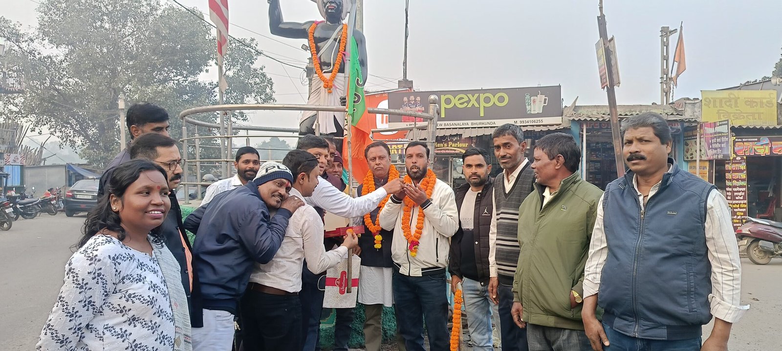 भुरकुंडा में भाजपा मंडल अध्यक्ष अजय पासवान और प्रभारी सतीश मोहन मिश्रा का भव्य स्वागत