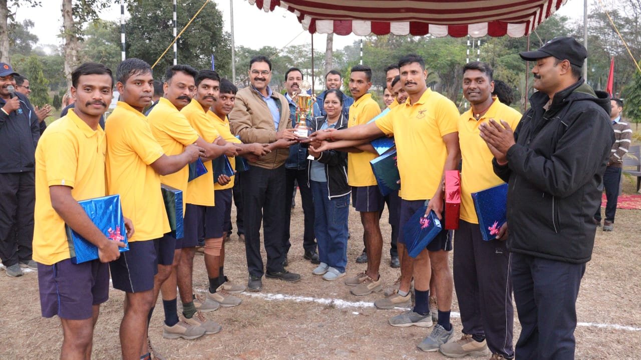 जिंदल स्टील पतरातु में इंटर-प्लाटून हैंडबॉल टूर्नामेंट का फाइनल सम्पन्न