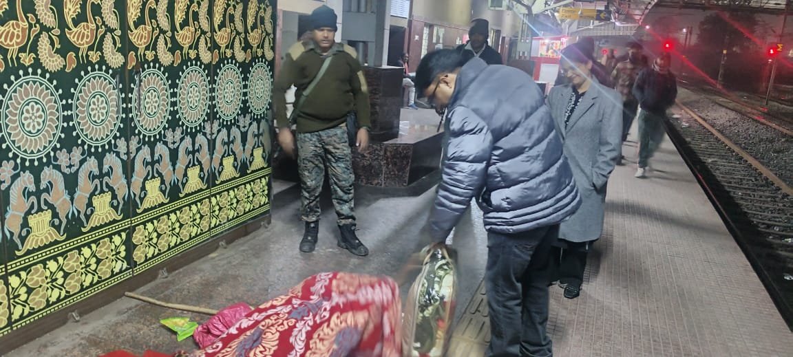 बढ़ती ठंड के मद्देनज़र उपायुक्त का देर रात शहर के विभिन्न क्षेत्रों का दौरा, जरूरतमंदों के बीच बांटे गर्म कंबल