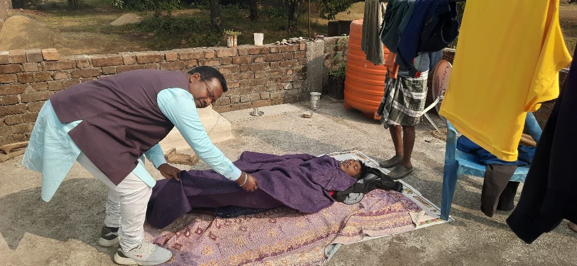 गरीब व असहाय लोगों के बीच किया गया कंबल का वितरण