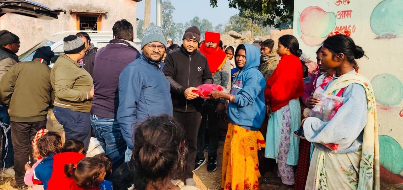 रोटरी रामगढ़ सिटी द्वारा बिरहोर जनजातियों के बीच ऊनी वस्त्रों का वितरण