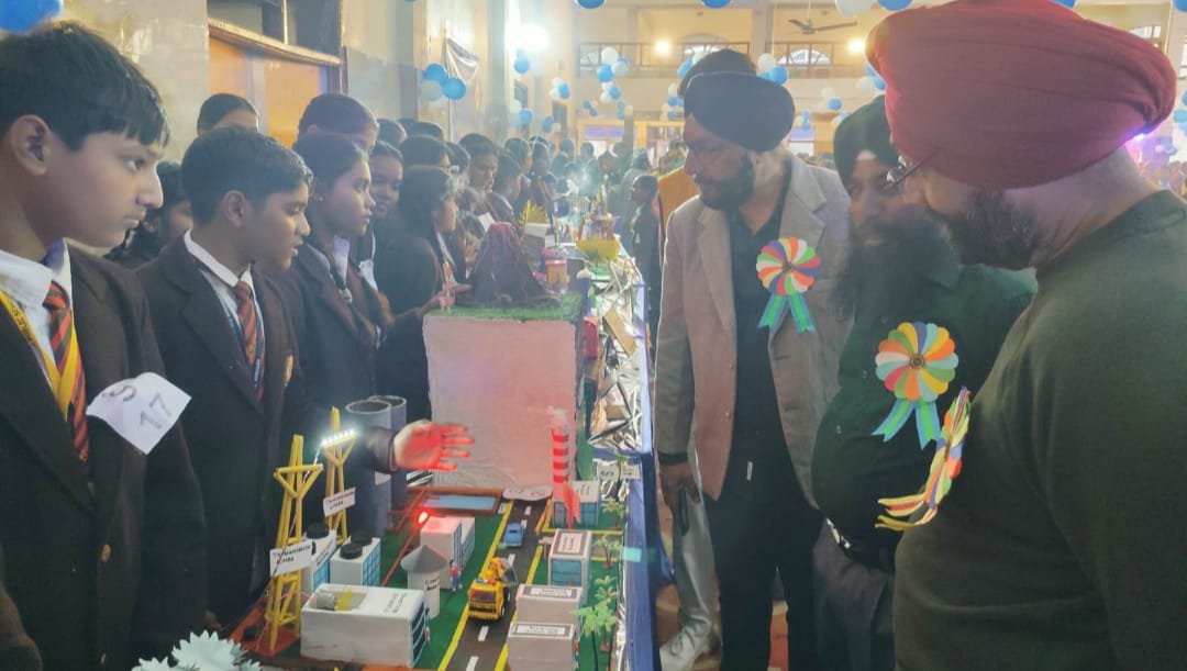 श्री गुरु नानक पब्लिक स्कूल में भव्य प्रदर्शनी का आयोजन