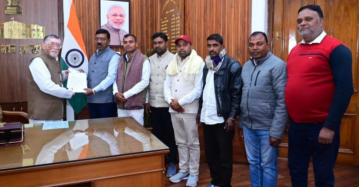 विस्थापित परिवारो के शिकायतों के निराकरण हेतु विधायक ने राज्यपाल से मुलाकात कर सौंपा ज्ञापन