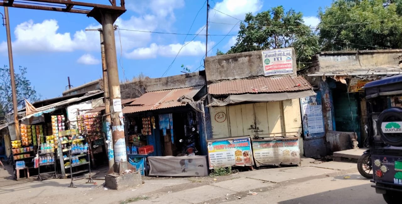 स्टेशन रोड पर बने दुकानदारों को 72 घंटा के अंदर अपने दुकान व मकान हटाने का रेलवे दिया नोटिस
