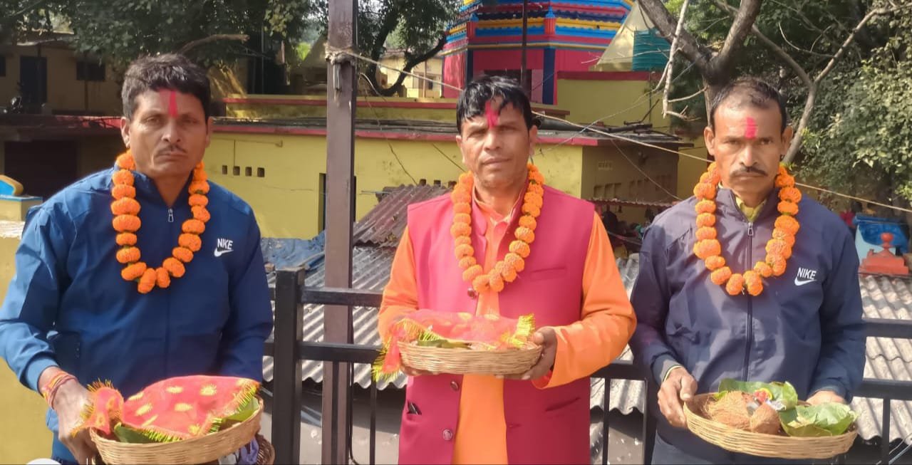 भाजपा बरलंगा मंडल अध्यक्ष महेन्द्र प्रसाद मां छिन्नमस्तिका मंदिर में पूजा अर्चना कर लिया आशीर्वाद