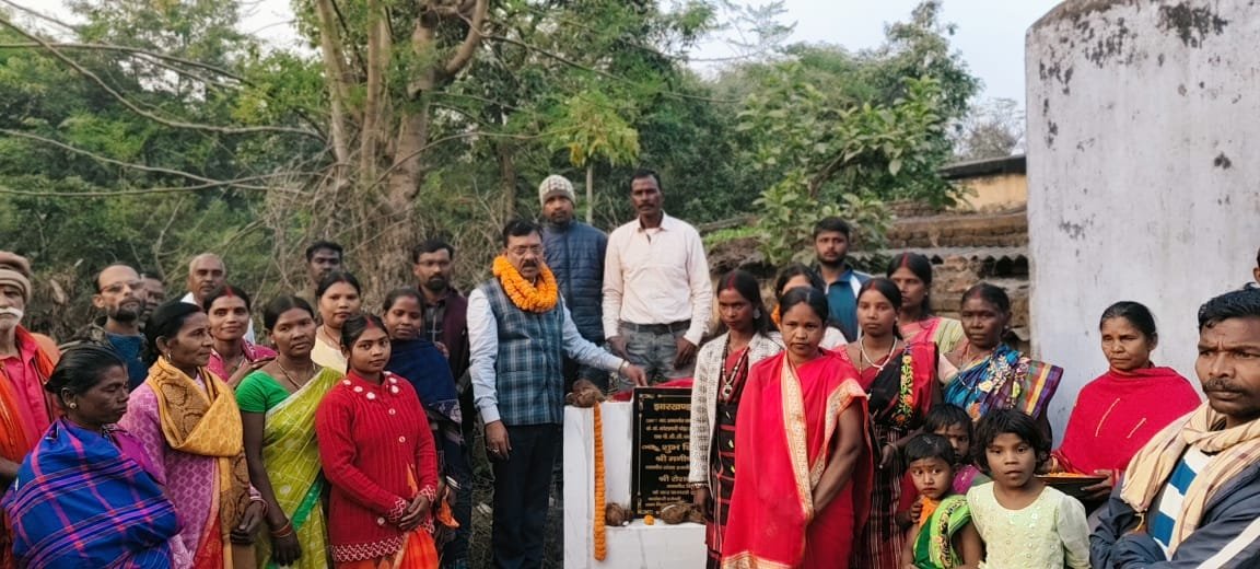 सयाल के के कोलियरी में विधायक ने किया पीसीसी सड़क का शिलान्यास