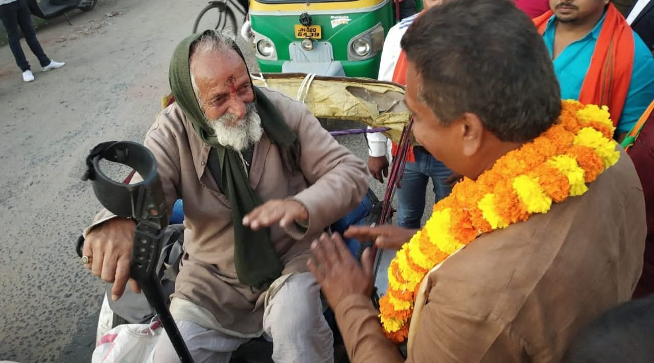 हजारीबाग की सड़कों का एक पूज्य अध्याय हुआ समाप्त, पाञ्चजन्य और केदार बाबा का अटूट साथ अब रह गया स्मृति शेष..