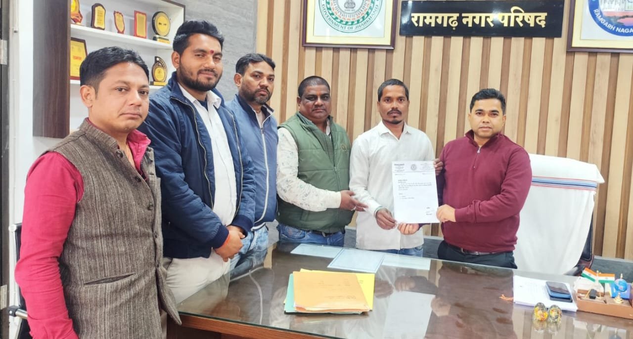 सर्दी की ठंड से निपटने के लिए राजेश महतो ने कार्यपालक पदाधिकारी से की महत्वपूर्ण मुलाकात