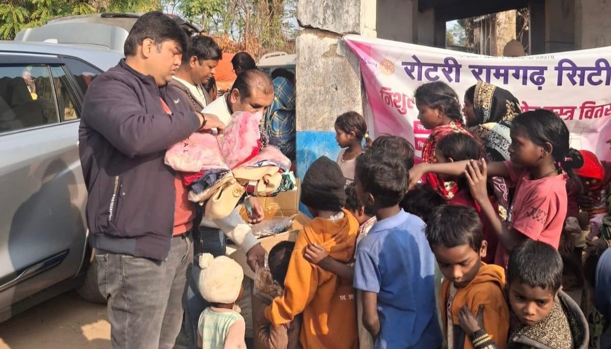 रोटरी रामगढ़ सिटी द्वारा बिरहोर जनजाति के लिए निशुल्क वस्त्र वितरण