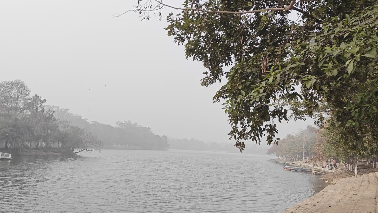 हजारीबाग झील में ढलती शाम, सर्द हवाएं और कुहासे की चादर...