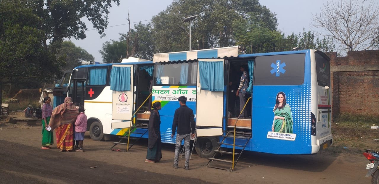 जिंदल फाउंडेशन हॉस्पिटल ऑन व्हील्स के सौजन्य से निःशुल्क जांच शिविर