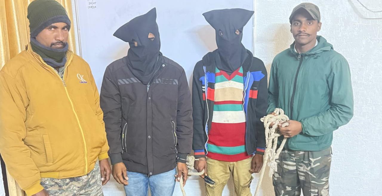 गोला थाना में चोरी के मामले का उद्भेदन: दो व्यक्ति और एक किशोर गिरफ्तार