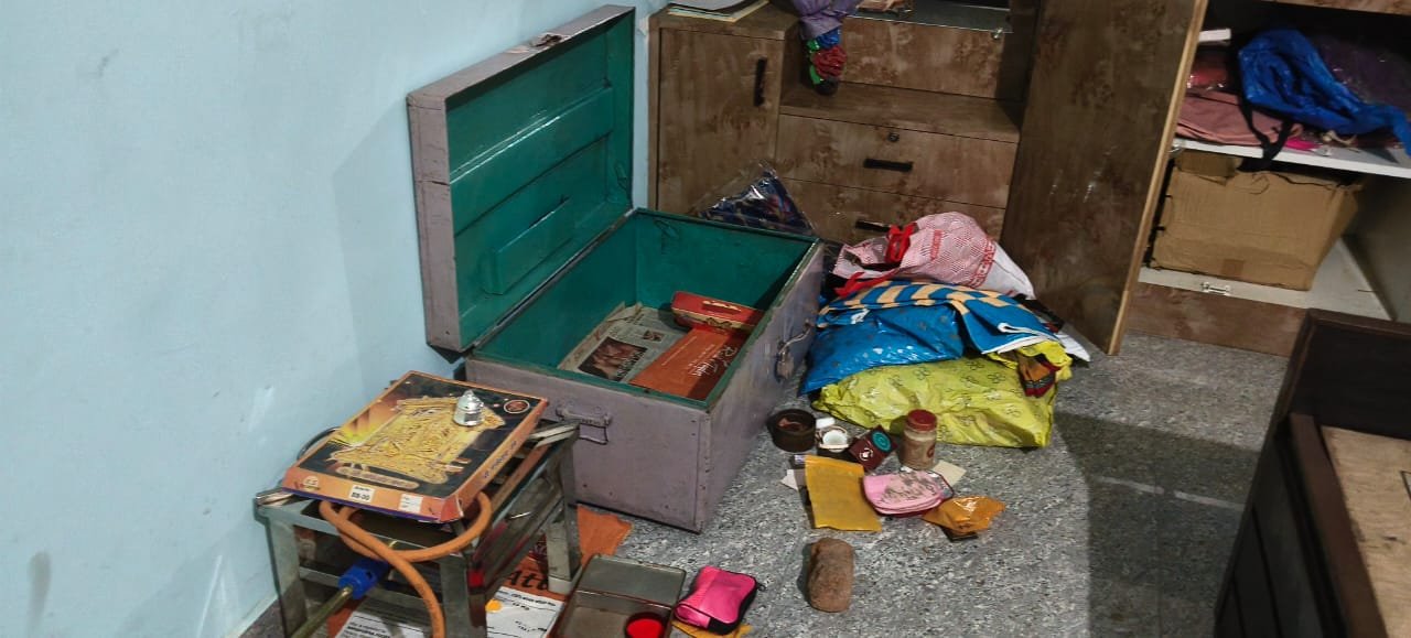 पतरातू के सांकुल निवासी हरेशर साव के घर लाखो की चोरी