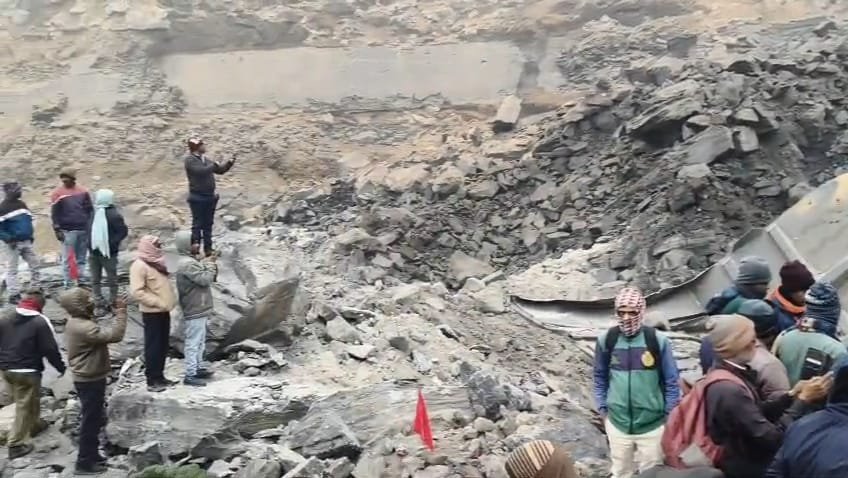 उरीमारी : आउटसोर्सिंग कंपनी आशीर्वाद में हाई वॉल धंसने (लैंडस्लाइड) से दो मजदूरों की मौत