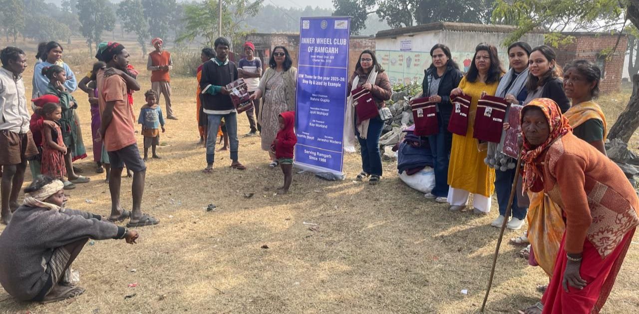 इनर व्हीलक्लब ने दोहाकातू में बिरहोरों के बीच गर्म वस्त्र वितरण किया