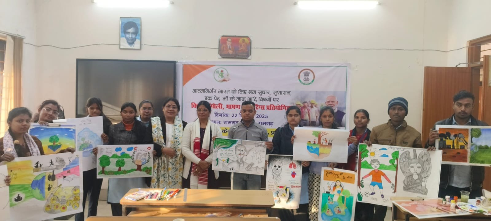 विद्यार्थियों की कलाकृतियों में दिखा विकसित भारत का संदेश