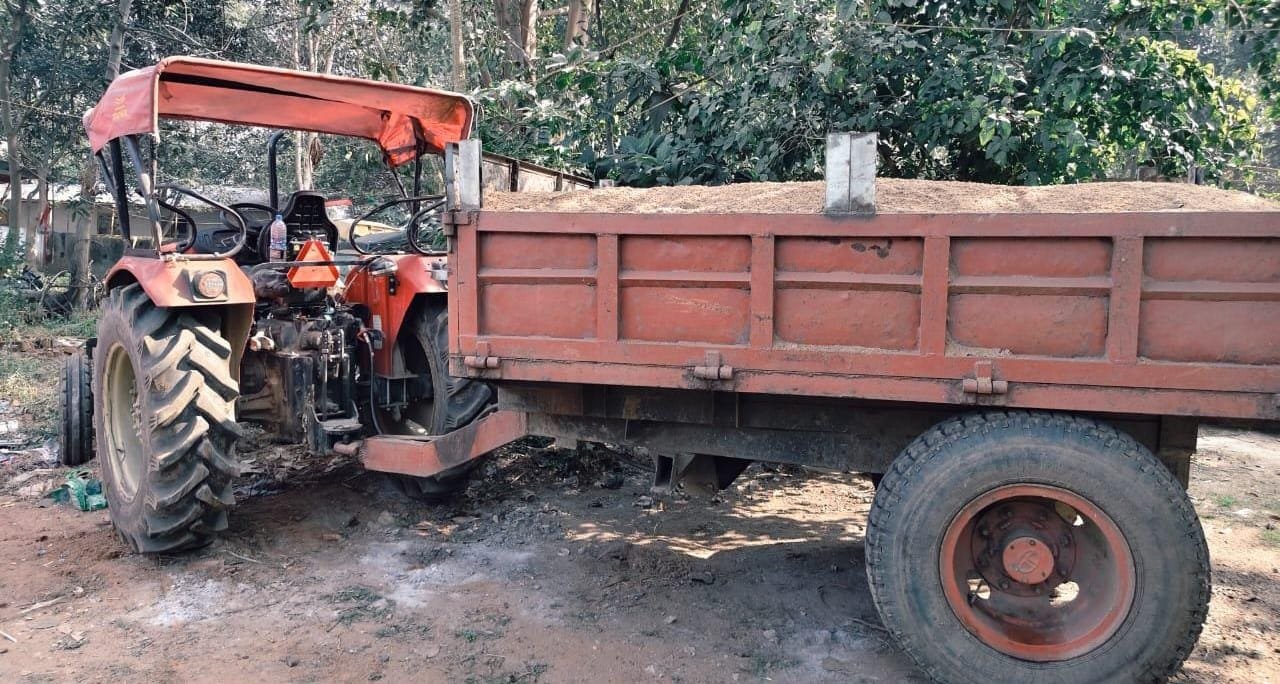 गोला थाना पुलिस ने अवैध बालू लदा एक ट्रैक्टर को किया जब्त, प्राथमिकी दर्ज