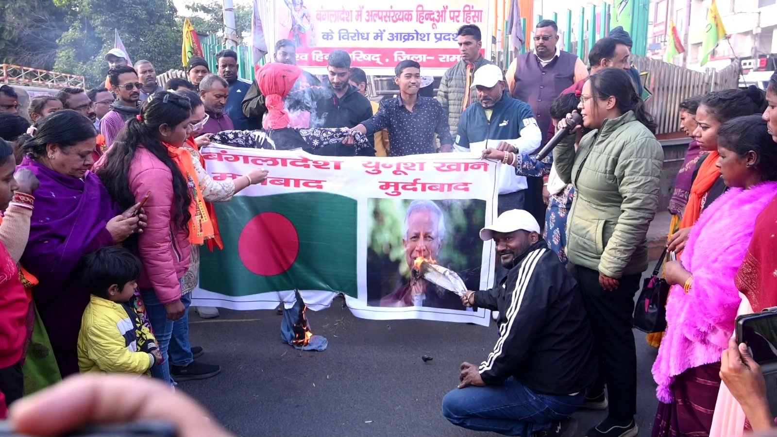 बांग्लादेश में दीपू चंद्र दास की निर्मम हत्या के विरोध में विश्व हिंदू परिषद व बजरंग दल ने किया पुतला दहन