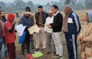 विवादित भूमि का जांच करने पहुंचे प्रशासनिक अधिकारी