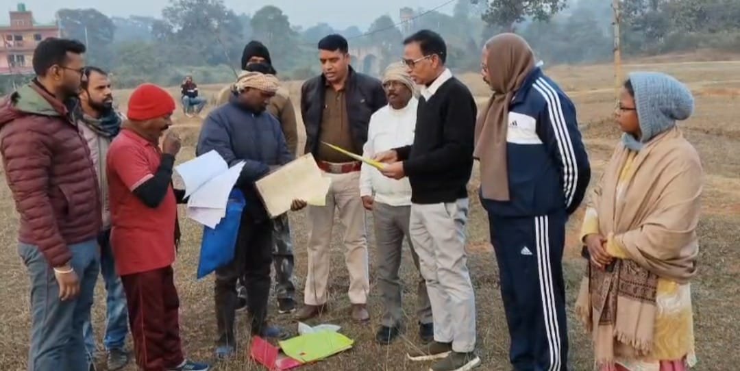विवादित भूमि का जांच करने पहुंचे प्रशासनिक अधिकारी