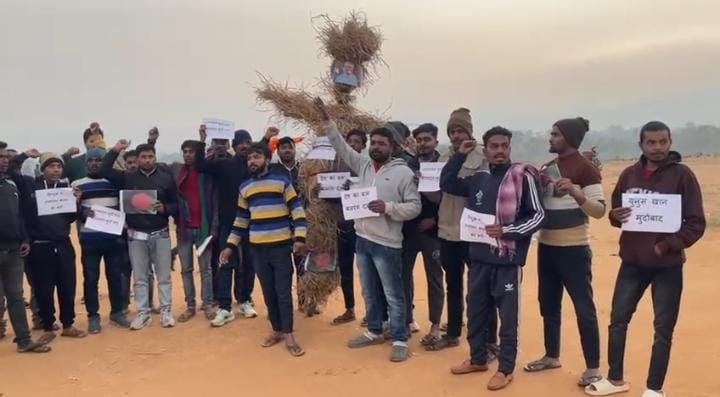 बांग्लादेश में हिंदुओं पर हो रहे अत्याचार के विरोध में बजरंग दल दुलमी का विरोध प्रदर्शन