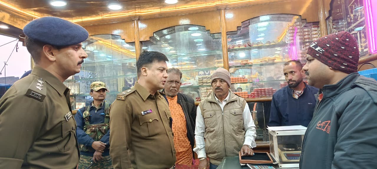 रामगढ एसपी पहुंचे भुरकुंडा,विजय ज्वेलर्स की दुकान में लूटकांड घटना की ली जानकारी